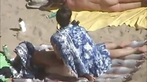 Busty گرم ، threesome کے دفتر میں