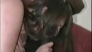 خوبصورت سنہرے بالوں والی ، پسند کرتا ہے کو حل کرنے کے لئے بندوق
