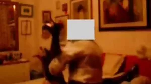 Busty MILF احکامات beefstick گھر کی ترسیل