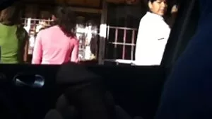 Busty Audre سا Bitoni کام کرتا ہے اس کے گدا کے لئے ایک موتی ہار