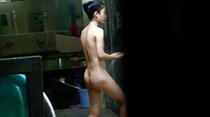 سرخ بالوں والی Hottie جاتا ہے اور دور دکھایا گیا ہے کی طرف سے حوصلہ افزائی کے ساتھی