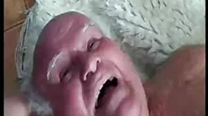 خوبصورت لیٹنا ہلاتا ہے اس کے جنگلی گدا کے لئے کوچ